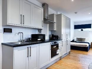 Huge Family Suite With 2 Double Beds & Sofa Bed Vacation rental in Maidstone