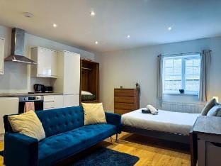 Central & Snug with Smart TV, Book Your Stay! Vacation rental in Maidstone