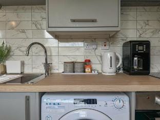 Cosy Garden Home with Smart TV & Motorway Access Vacation rental in England
