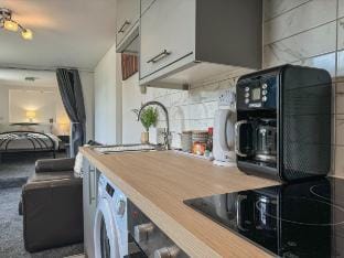 Cosy Garden Home with Smart TV & Motorway Access Vacation rental in England