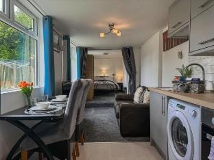 Cosy Garden Home with Smart TV & Motorway Access Vacation rental in England