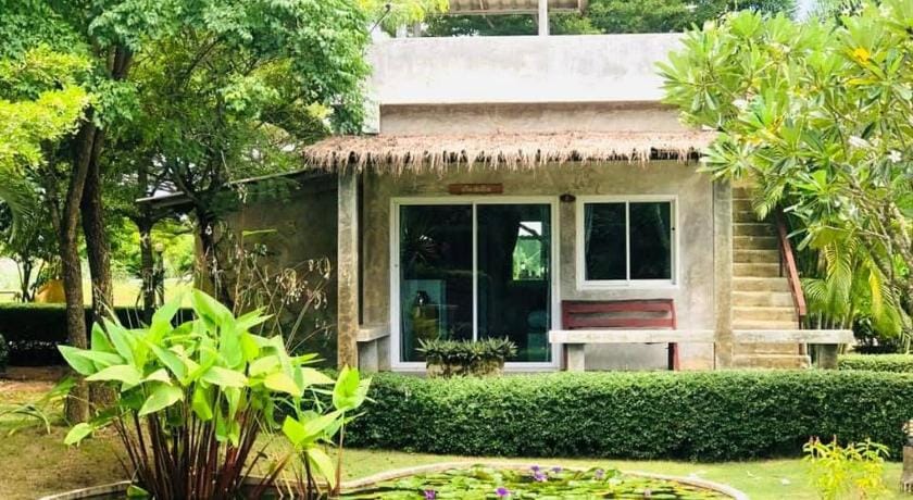 รีสอร์ท บ้านไร่แสงเดือน Resort in Thailand