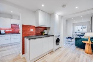 Stylish 4 Bedroom 4 Bathroom House - Free Parking Vacation rental in Northampton