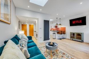 Stylish 4 Bedroom 4 Bathroom House - Free Parking Vacation rental in Northampton
