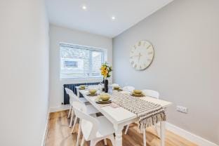 Stylish 4 Bedroom 4 Bathroom House - Free Parking Vacation rental in Northampton