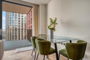Hyde Park Elegenace 2BR 2BA Balcony Apartment in City of Westminster