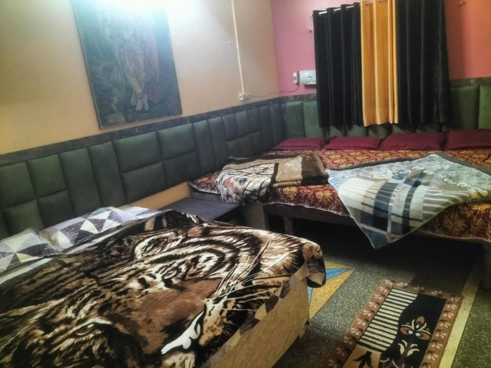 Goroomgo Shree Gopal Niketan Mathura Hotel in Uttar Pradesh
