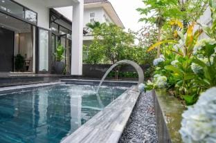 DELUXE VILLA II . 5 phòng ngủ trung tâm tp Villa in Laos