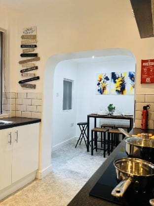 Ideal 3 bed pay-as-you-stay home in Wigan sleeps 6 Vacation rental in Wigan