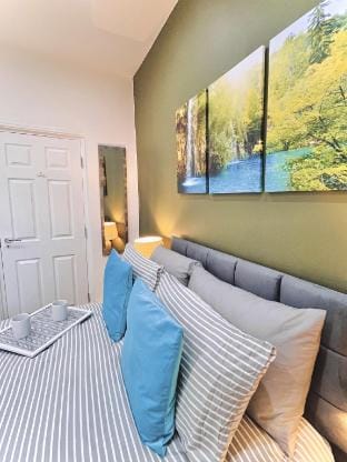 Ideal 3 bed pay-as-you-stay home in Wigan sleeps 6 Vacation rental in Wigan