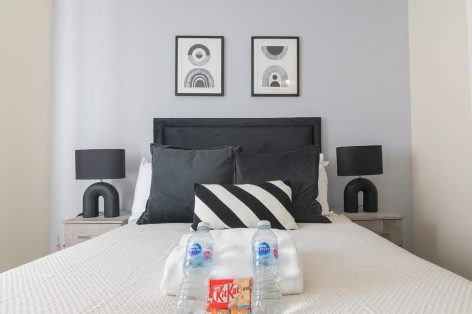 1 BDR Flat At Caledonia Luxe Stays Short Lets & Serviced Accommodation Paisley Apartment in Paisley