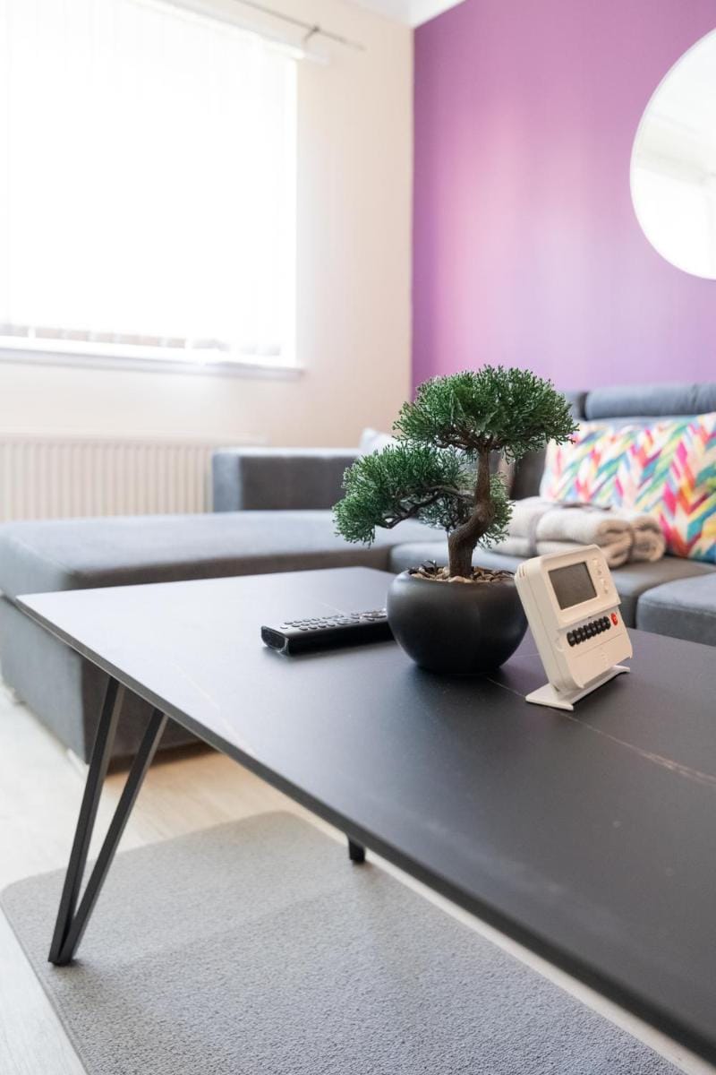 1 BDR Flat At Caledonia Luxe Stays Short Lets & Serviced Accommodation Paisley Apartment in Paisley