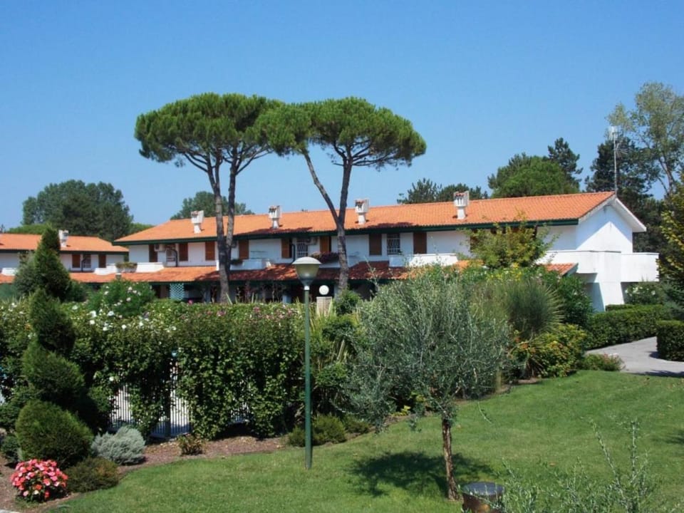 Charming townhouse with pool and garden Apartment in Bibione