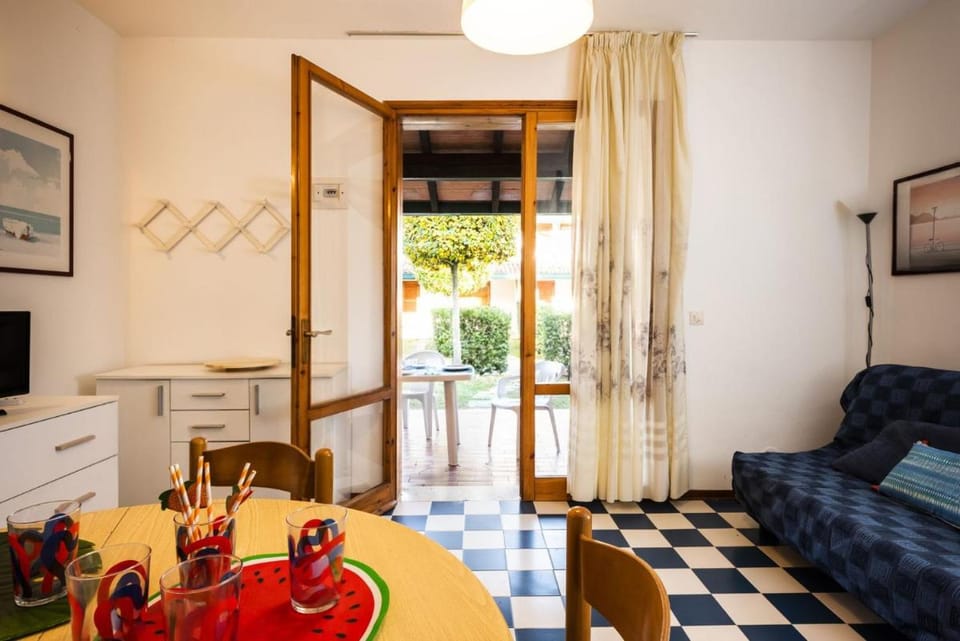 Cozy townhouse with pool and garden Apartment in Bibione