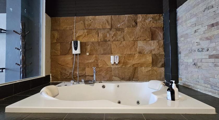 Velanon Phuket Hotel in Wichit