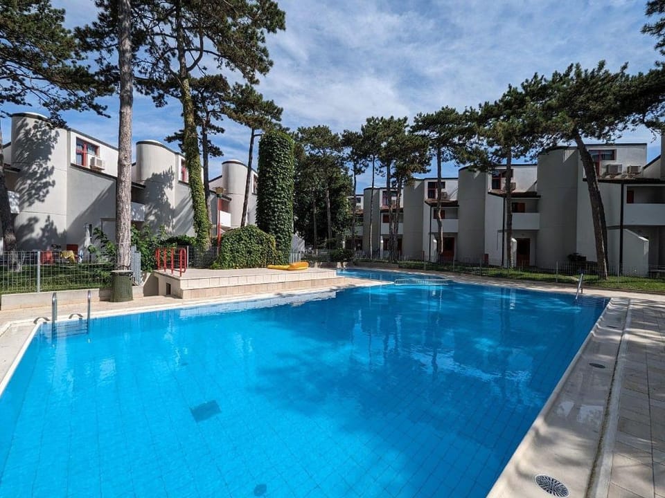 Comfortable and Modern Stay with Pool and Resort-Style Services Apartment in Lignano Sabbiadoro