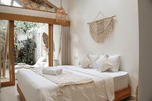 The Pearl of Canggu - 3BR Villa in Kerobokan Villa in North Kuta