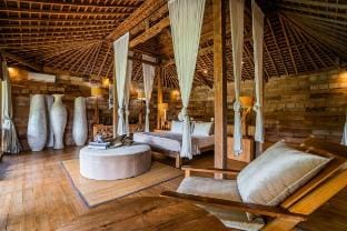 Sylvia Villa - 5BR Spacious Wooden Villa Villa in North Kuta