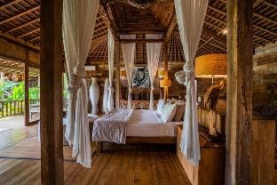 Sylvia Villa - 5BR Spacious Wooden Villa Villa in North Kuta