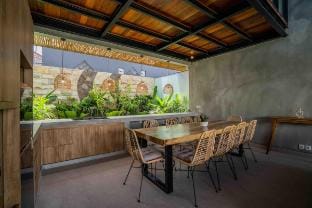 Tropicool Villa - Brand New 5BR Villa near Canggu Villa in North Kuta