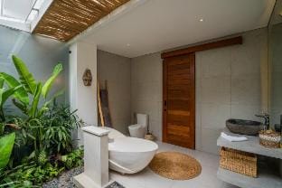 Nissa La Bella - Spacious 4BR Villa near Canggu Villa in North Kuta
