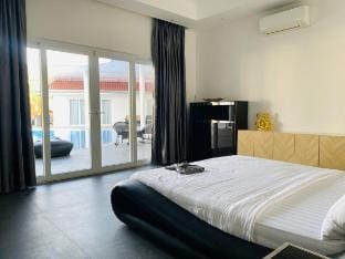 Huang Su Manor 8 8 3000 Flat Private Estate Villa in Pattaya City