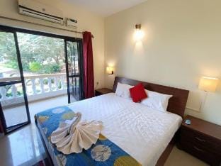 Lovely 1BHK-9 Near Candolim Beach Wi-Fi/AC/POOL Apartment in Candolim