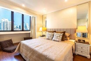 SuperHost 2BR Sukhumvit BTS Nana 5min 200MBPS Wifi Apartment in Bangkok
