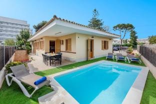 Villa Solfatara -100 meters from beautiful beaches Villa in Raiguer