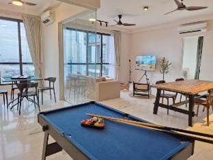 Stunning 4BR Sky Retreat @ 42nd Floor View Sleep 8 Apartment in Johor Bahru