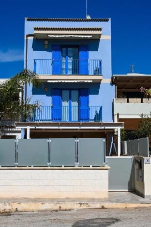 The blue house with a Jacuzzi, Netflix and WiFi Vacation rental in Sicily