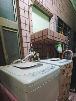 新北市新莊區/電梯大樓/ 超寬敞大套房/兩扇窗/雙沙發/ 近輔大 Vacation rental in Taiwan, Province of China