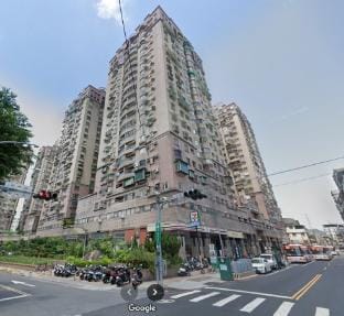 新北市新莊區/電梯大樓/ 超寬敞大套房/兩扇窗/雙沙發/ 近輔大 Vacation rental in Taiwan, Province of China