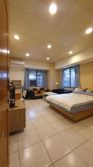 新北市新莊區/電梯大樓/ 超寬敞大套房/兩扇窗/雙沙發/ 近輔大 Vacation rental in Taiwan, Province of China