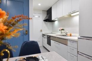 1 min to USJ  2 Full Bathrooms 10 min to Osaka Station  Free Parking  Up to 10 Guests 110㎡ House Vacation rental in Osaka
