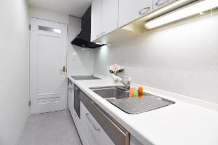 1 min to USJ  2 Full Bathrooms 10 min to Osaka Station  Free Parking  Up to 10 Guests 110㎡ House Vacation rental in Osaka