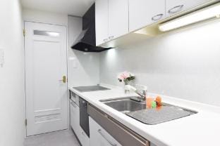 1 min to USJ  2 Full Bathrooms 10 min to Osaka Station  Free Parking  Up to 10 Guests 110㎡ House Vacation rental in Osaka