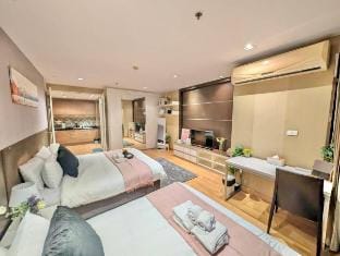 Very Central Newly Renovated 2BR 100m to Nana BTS Vacation rental in Bangkok