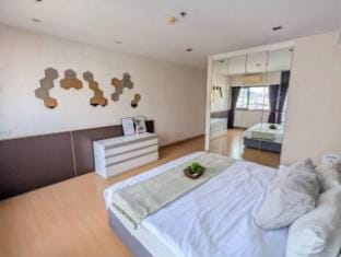 Spacious High Floor | Nana BTS | ★ Skyline Views ★ Vacation rental in Bangkok