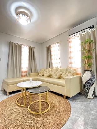 Up To 13 PAX near Clark Speedway & Aqua Planet Vacation rental in Angeles