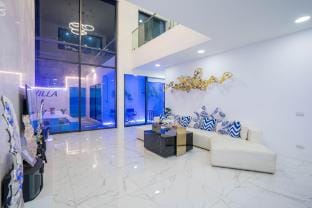 Double Fun วิลล่าใกล้ Walking Street  8 ห้องนอน  Vacation rental in Pattaya City