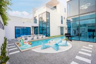 Double Fun วิลล่าใกล้ Walking Street  8 ห้องนอน  Vacation rental in Pattaya City