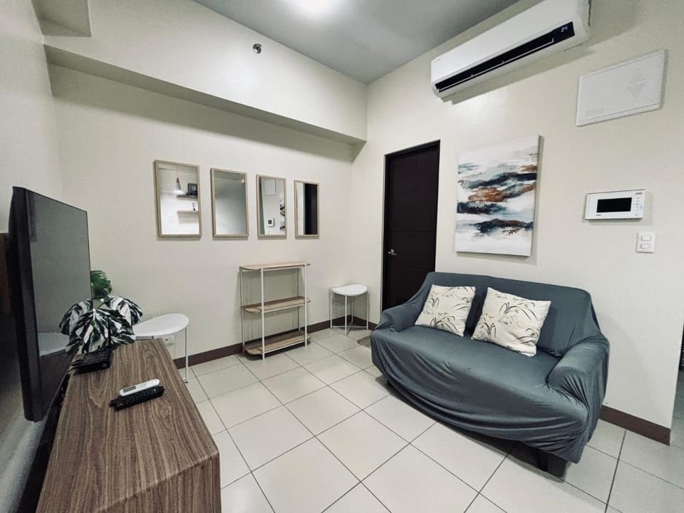 Skyline Views  Serenity  in the City Apartment in Iloilo City