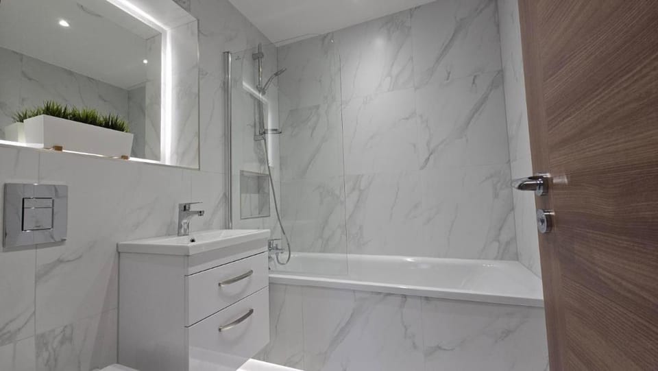 Roomspace Serviced Apartments - Harvest Lane Apartment in Molesey