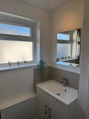 4BR Home Free Parking Long stays Vacation rental in Bracknell
