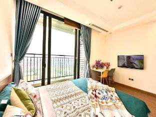 Nice View Full Facilities 5* In Vinhomes Green Bay Vacation rental in Laos