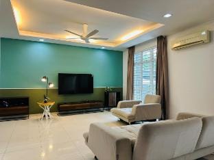 Shamrock Bay Haven 5BR Homestay@22pax@B.Ferringghi Vacation rental in Tanjung Bungah