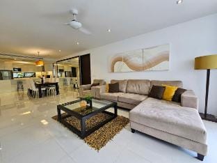 Stylish 2 Bedroom Apartment pool access in Surin Vacation rental in Choeng Thale