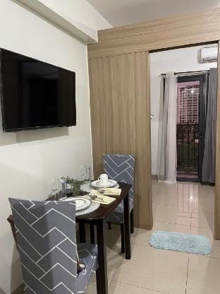 Cozy Condo Near Mall of Asia w Balcony & HotShower Vacation rental in Pasay