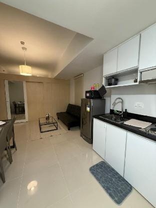 Spacious 1 bedroom w/ Balcony netflix 100mbps  Vacation rental in Makati